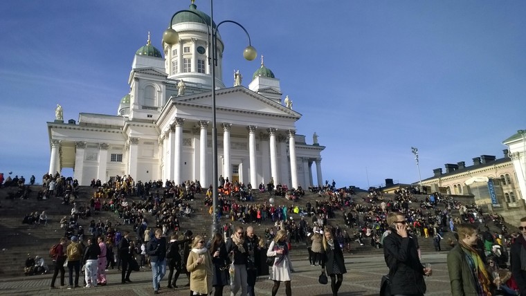 Tuomiokirkko covered in people